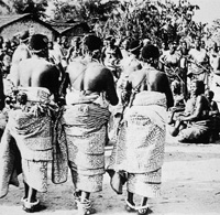ンチャクを着たブショングの女性たち 